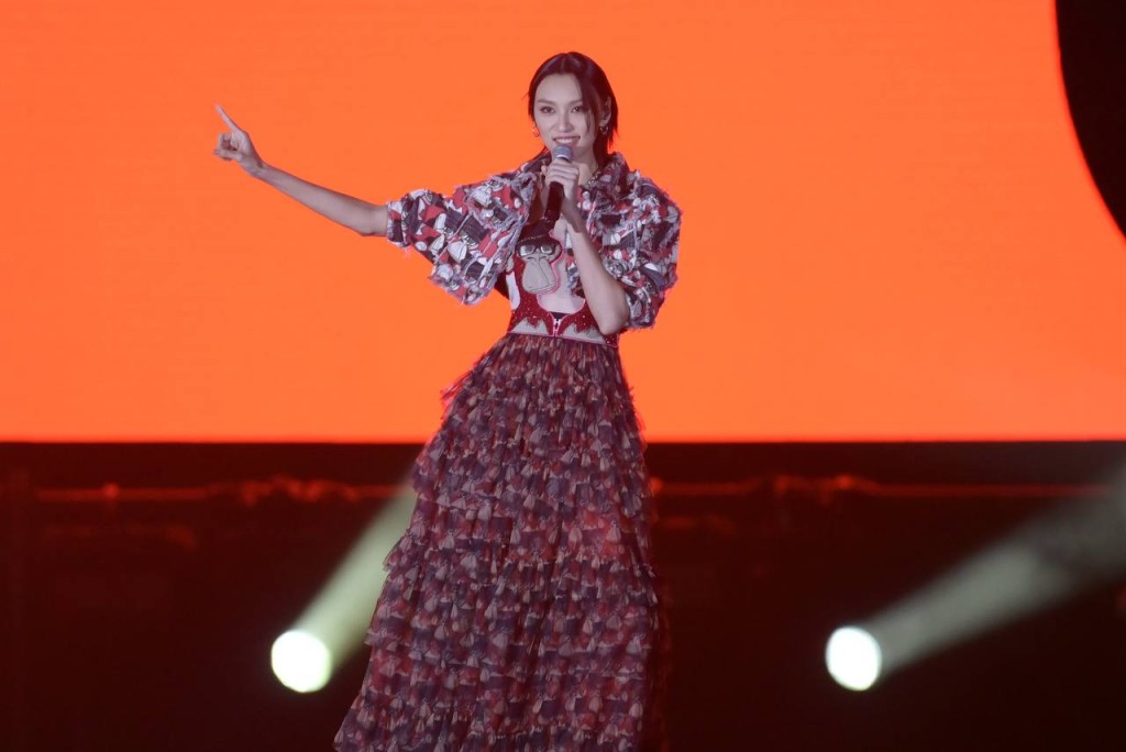 王丹妮獻唱Lady gaga的《Born This Way》。